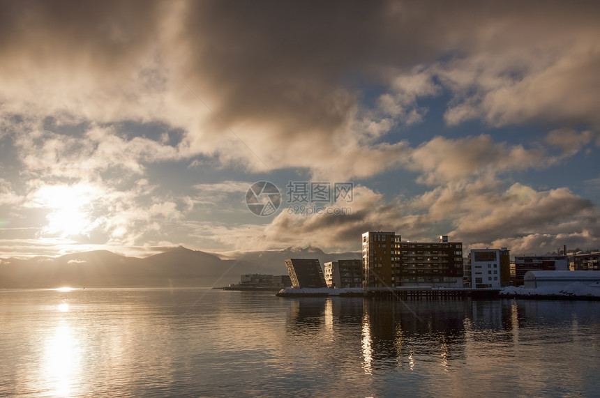 挪威特罗姆索海滨大楼日落图片