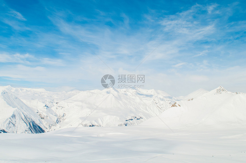 明亮的冬天天雪山滑雪旅行冰川顶峰风景白色太阳天空岩石假期图片