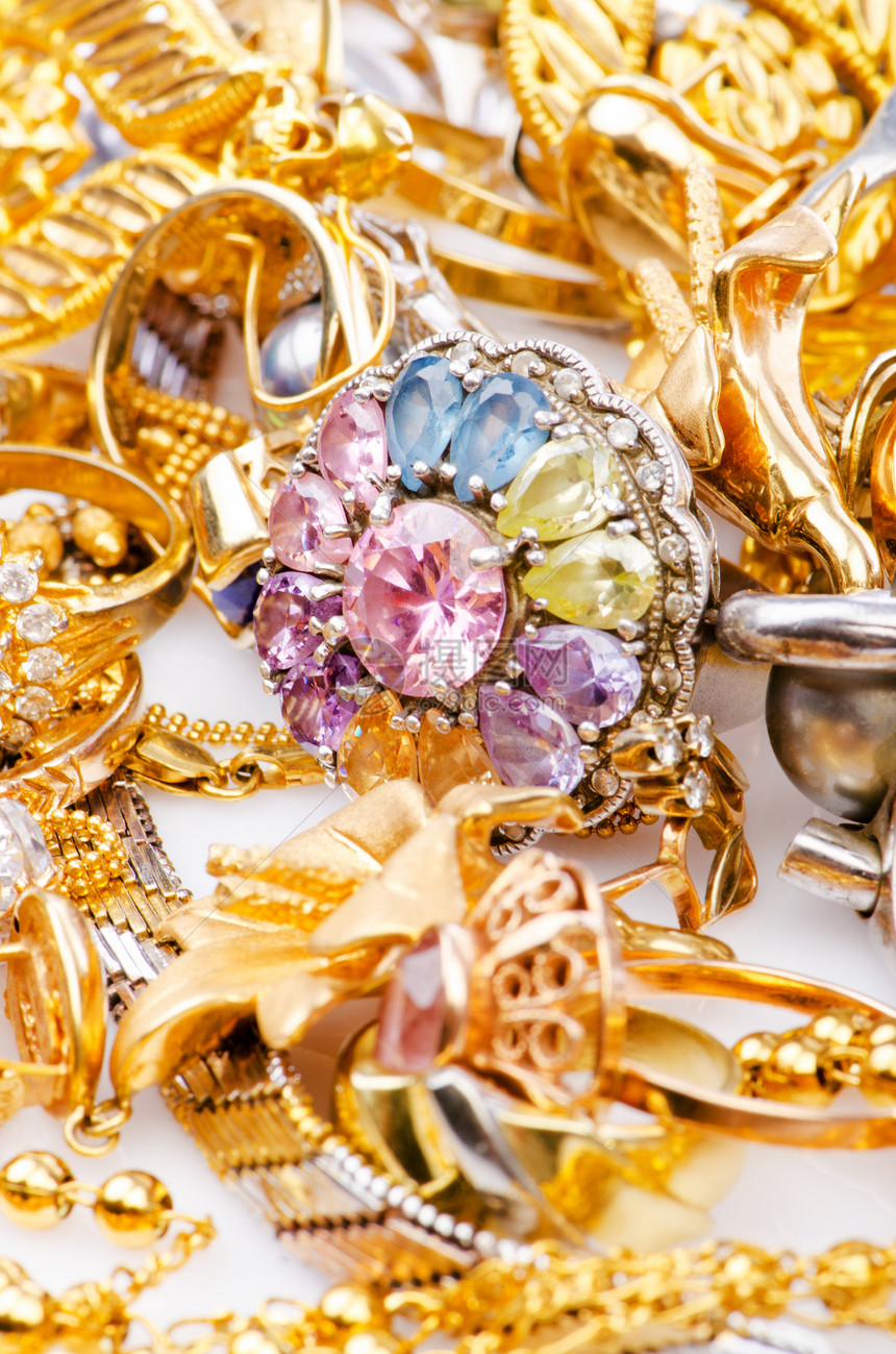 大量金首饰的收藏礼物奢华钻石石头宏观金属珠子金子配件连锁店图片