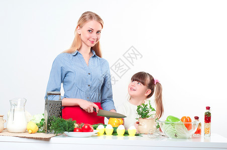 家庭做饭男人幸福厨房喜悦饮食女性母亲房子食物童年微笑高清图片素材