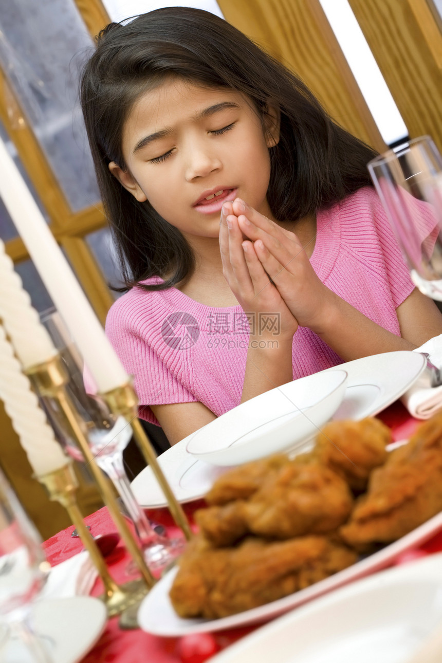 女孩在晚餐时祷告图片