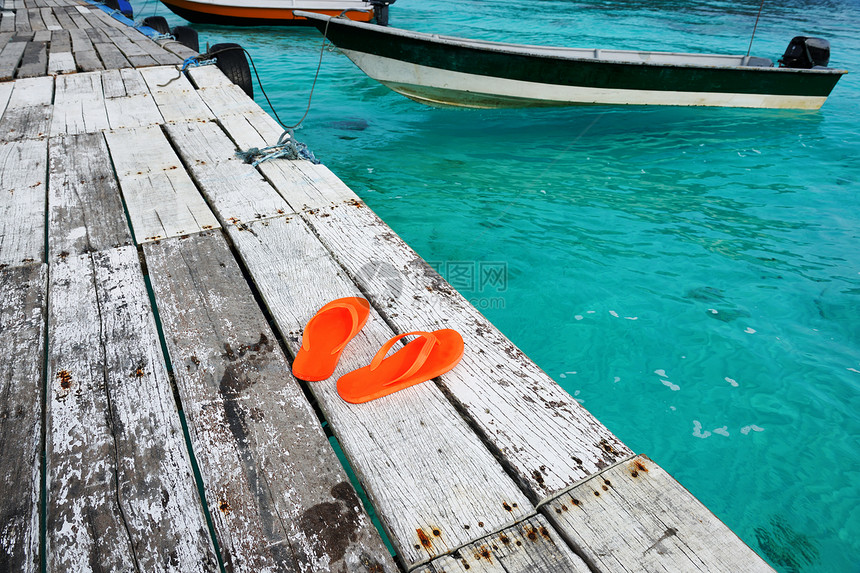 码头的沙山海景假期海滩凉鞋平台风景旅行绿色蓝色海洋图片