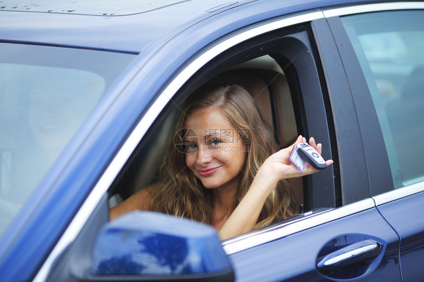 持有汽车钥匙的妇女钥匙汽车执照驾驶女士车轮女性运输乐趣成人图片