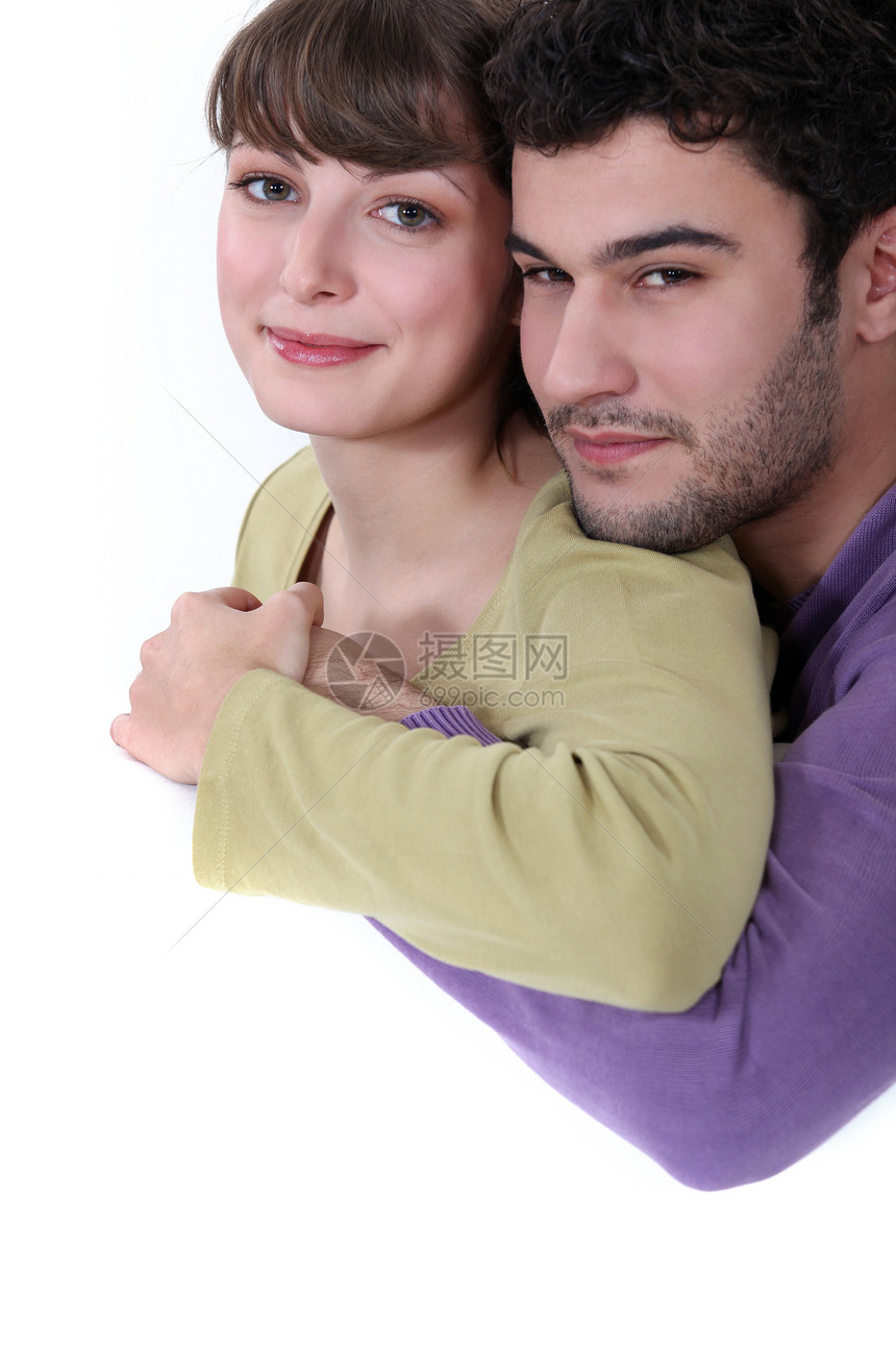 拥抱夫妇男生伙伴白色毛衣女孩庇护所男人棕褐色妻子成年人图片