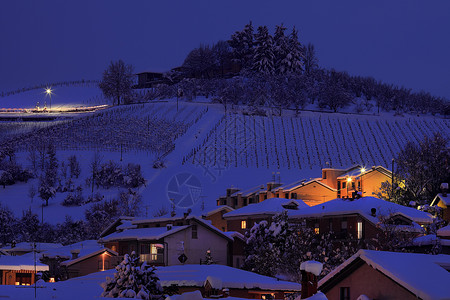 晚上雪山 意大利阿尔巴高清图片