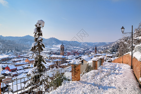 沁园春·雪雪下的城镇 意大利的科尼利亚诺·达尔巴背景