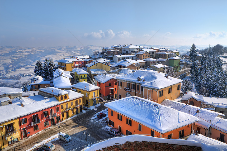 雪下的小镇 意大利的迪亚诺·达尔巴图片