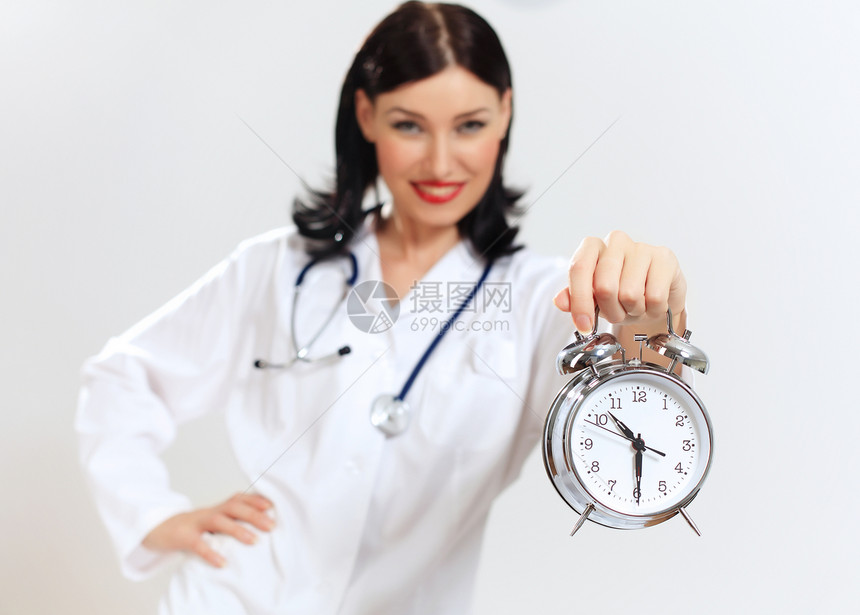 有时钟的年轻女医生卫生倒数临床药剂帮助时间博士展示药物情况图片