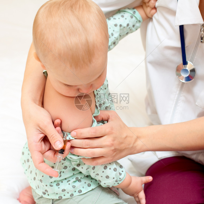 给小婴儿注射医生肩膀疾病疫苗感染医师流感孩子儿科注射器图片