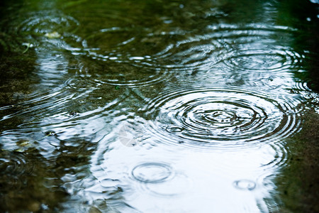 下雨天气反射液体风暴雨滴飞溅水坑涟漪圆圈池塘波纹湿的高清图片素材