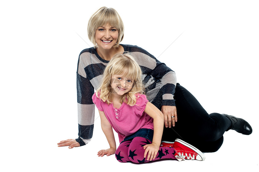 坐在工作室地板上的母亲和女儿欢欣快乐图片