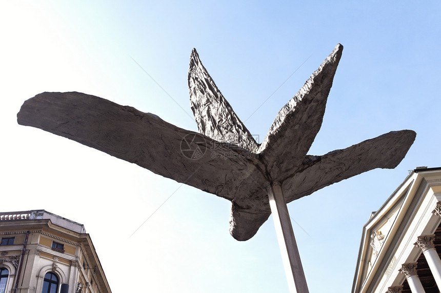 像鸟一样自由飞行建筑雕塑黑色城市蓝天图片
