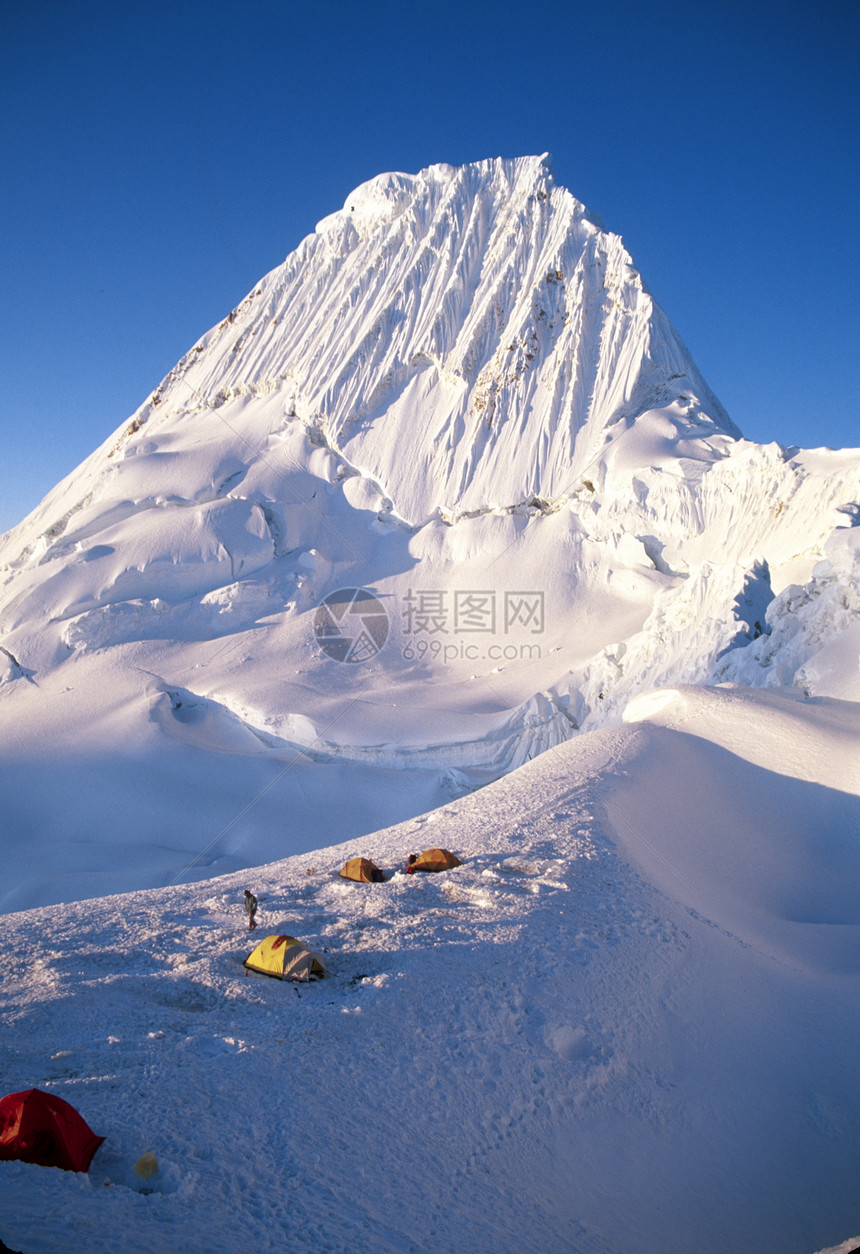 营地 日落 帐篷 秘鲁高山冻结蓝色冰川顶峰天空远足旅行旅游图片