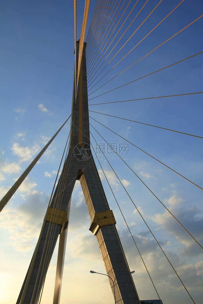 曼谷拉马河桥8号天际反射天空城市建筑电缆地标海岸商业金属图片