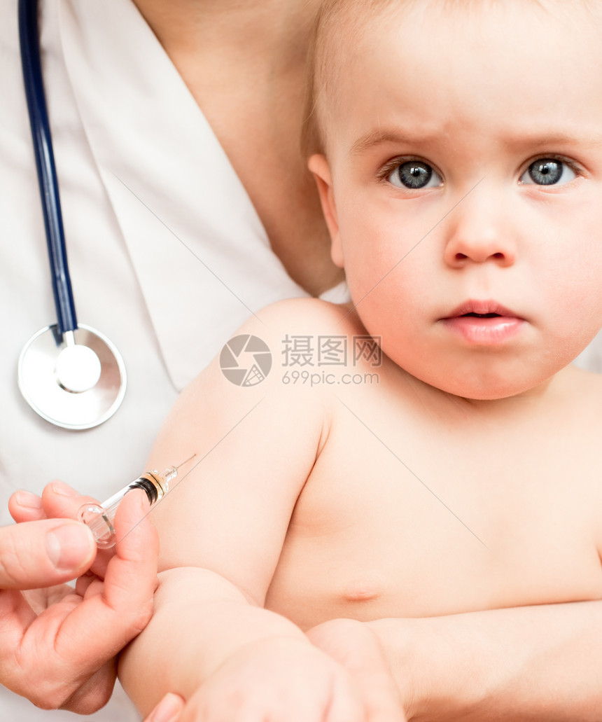 给小婴儿注射注射器童年疾病女孩儿科感染孩子疫苗发烧病人图片