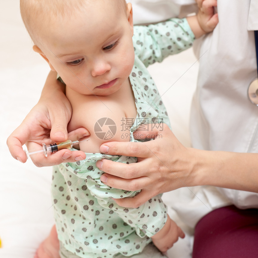 给小婴儿注射医院疫苗孩子医生流感注射器病人免疫诊所手臂图片