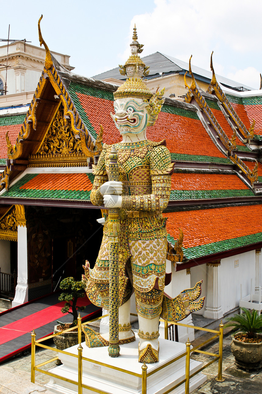 泰拉州曼谷皇家大宫的巨人金子避难所奢华佛教徒异国恶魔建筑学旅行文化精神图片