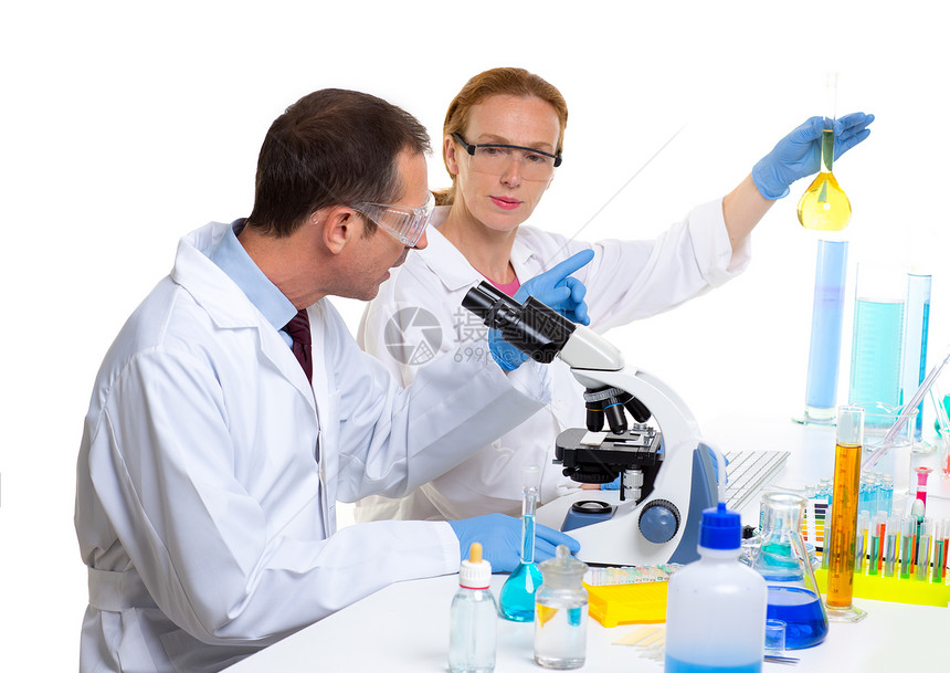 有两位科学家工作的化学实验室烧瓶诊所技术眼镜调查测试女性男人管子样本图片