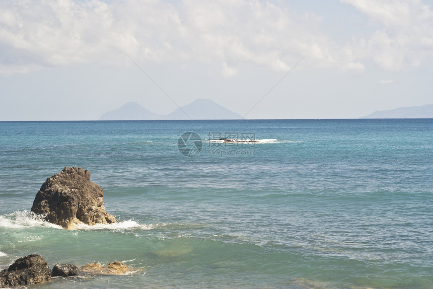 布鲁罗海滩 墨西拿 西西里悬崖全景海湾波浪岩石盐沼海景地平线群岛火山图片