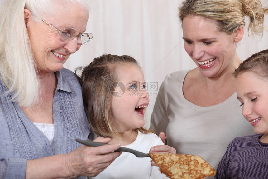 三代女性厨房油炸煎饼水果糖浆平底锅餐具美食棕色蜂蜜图片
