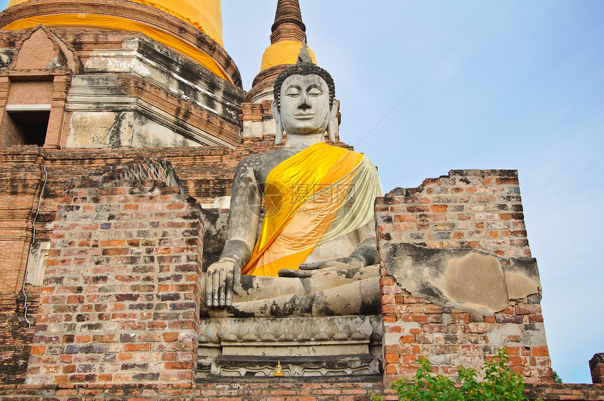 被毁坏的古老寺庙中的大佛像精神宗教建筑文化纪念碑遗产历史性佛陀石头雕像图片