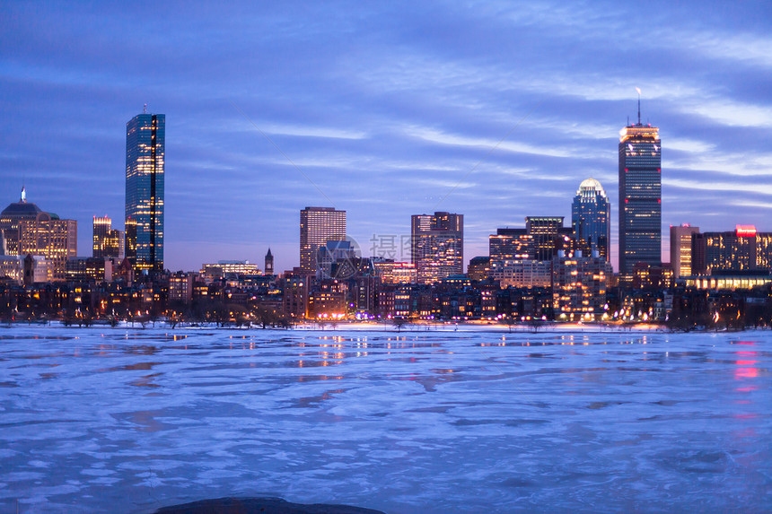 黎明时分在波士顿后湾蓝色反射天空城市天际景观建筑办公室摩天大楼图片