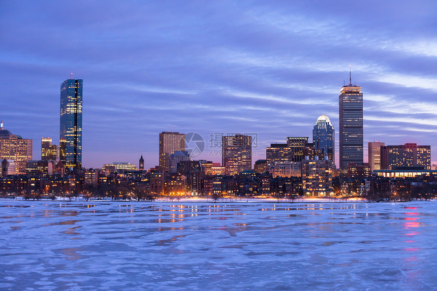 黎明时分在波士顿后湾建筑办公室城市摩天大楼天空蓝色天际景观反射图片