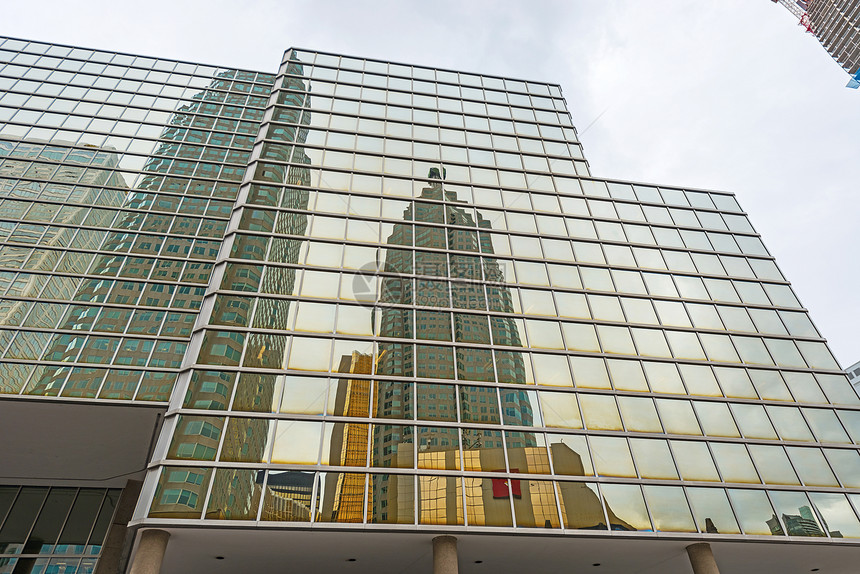 多伦多市中心摩天大楼建筑物反射天空玻璃窗图片