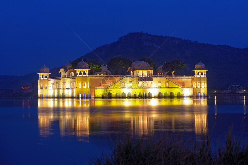 夜间贾尔马哈尔宫殿文化旅行旅游反射寺庙灯光地标城堡国家爬坡图片
