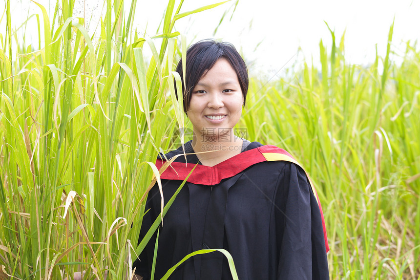 亚裔妇女毕业女性学校微笑头发教育快乐成人学习女孩大学图片