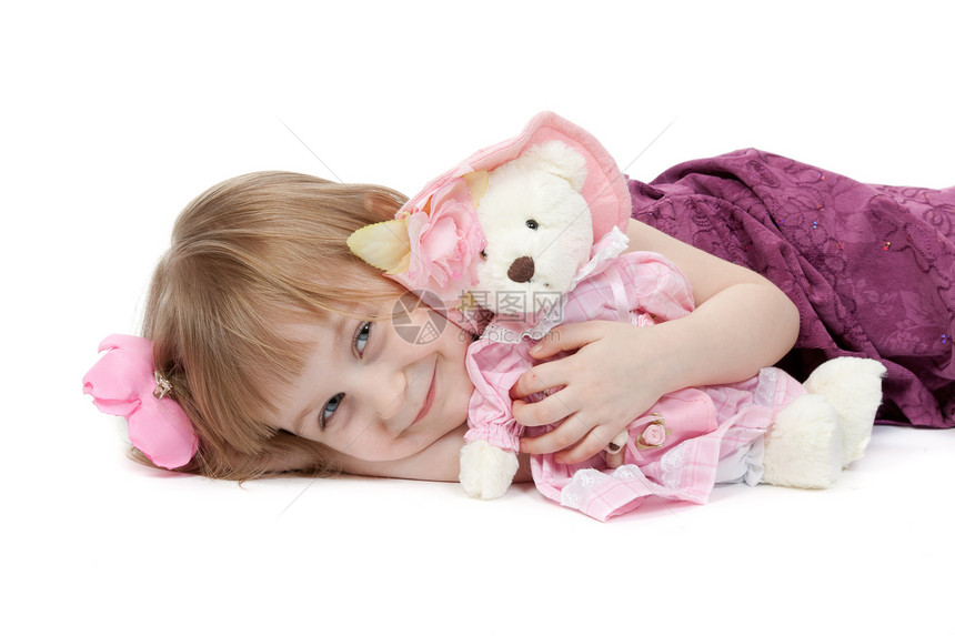 一个4岁的小女孩 带着一只胖玩具熊图片