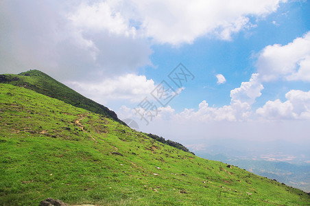 皮埃蒙特美丽的山丘在天空下背景