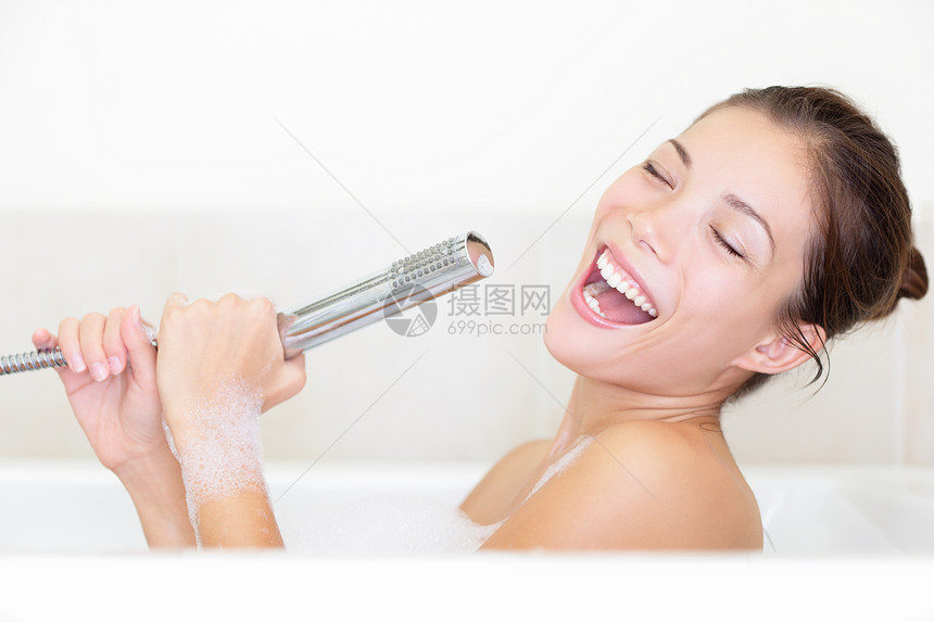 洗澡女人在浴缸里唱歌图片