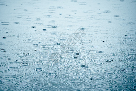 下雨天气雨滴天空飞溅圆圈池塘反射液体波纹水坑涟漪寒冷的高清图片素材