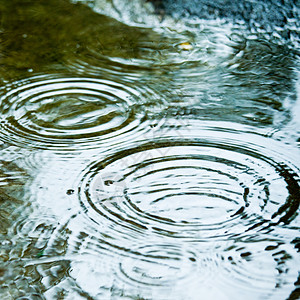 下雨天气圆圈波纹池塘反射风暴涟漪液体水坑雨滴飞溅风雨如磐高清图片素材