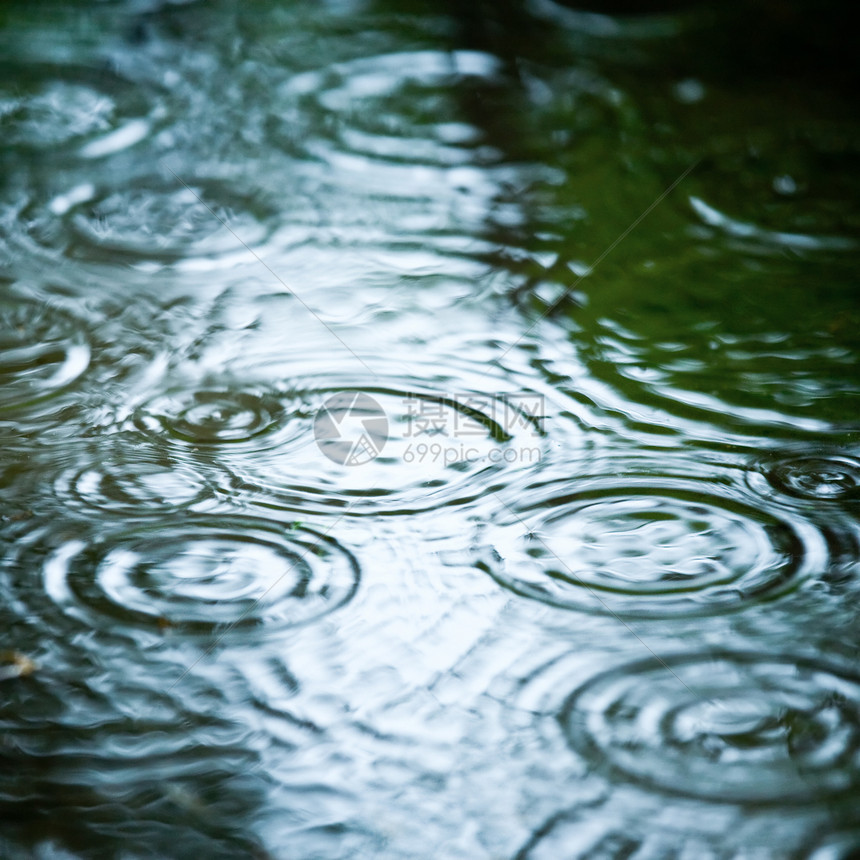 下雨天气风暴雨滴液体水坑圆圈池塘波纹涟漪飞溅反射图片