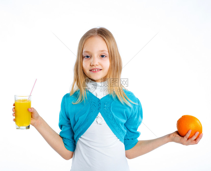 带着水果果汁的快乐微笑的女孩成人食物营养饮料玻璃女性橙子白色正方形图片