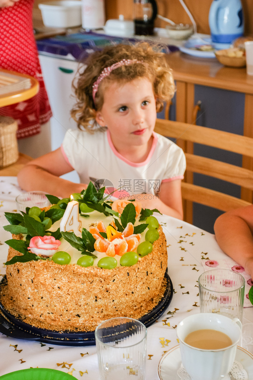 生日蛋糕派对小吃配料甜点坚果奶油水果咖啡盘子可可图片