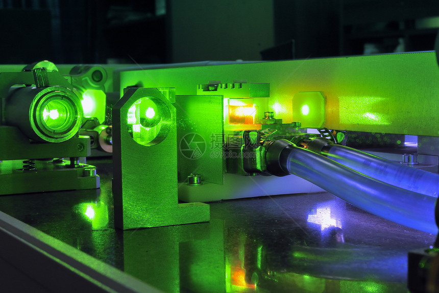 强力激光激光器力量活力反射危险实验室技术软管金属冷却科学图片
