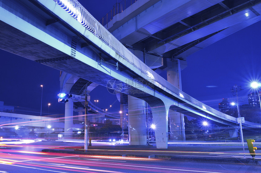 高速公路交叉路口照明交通运输痕迹蓝色城市红色图片