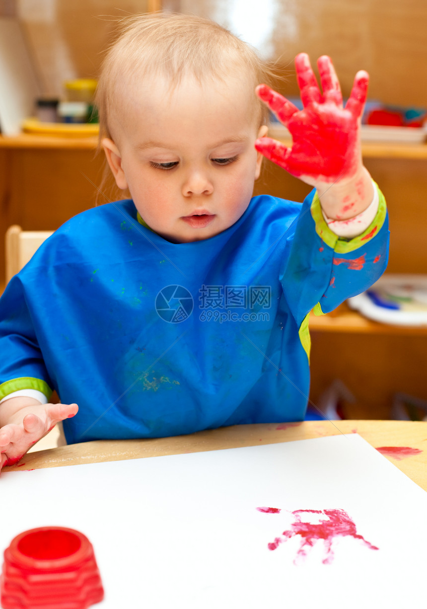 手绘儿童画乐趣围裙孩子婴儿手指指纹指甲油金发操场女孩图片