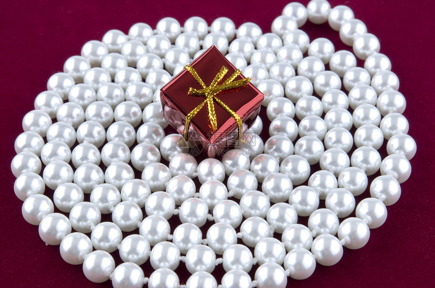 珍珠上的礼品盒礼物盒包装婚礼订婚惊喜展示项链庆典周年盒子图片