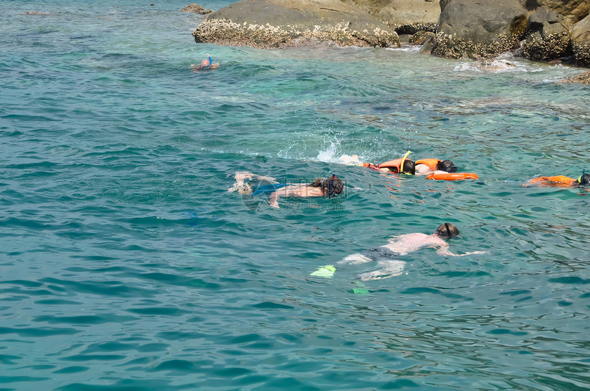 清洁海洋中的茶叶手接吻面具石头海滩乐趣运动季节冒险旅游热带潜水图片
