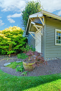 灰色的小户外小屋 有后院风景甲板高清图片素材