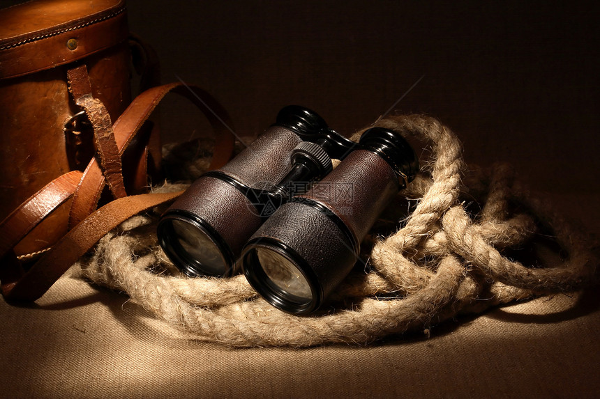 旧望远镜静物航海导航镜片线圈皮革工作案件工具绳索图片