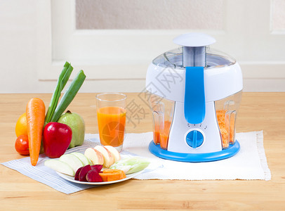 水果果汁搅拌机在家中易于使用和健康高清图片