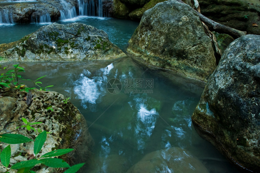 瀑布季节叶子岩石热带旅行美丽荒野绿色石头太阳图片