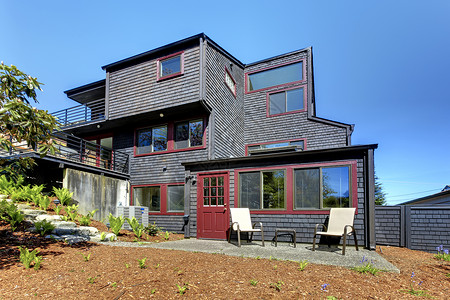 黑色木制现代房子和春后院建筑学家具城市红色木头财产建筑门廊甲板院子舒适高清图片素材