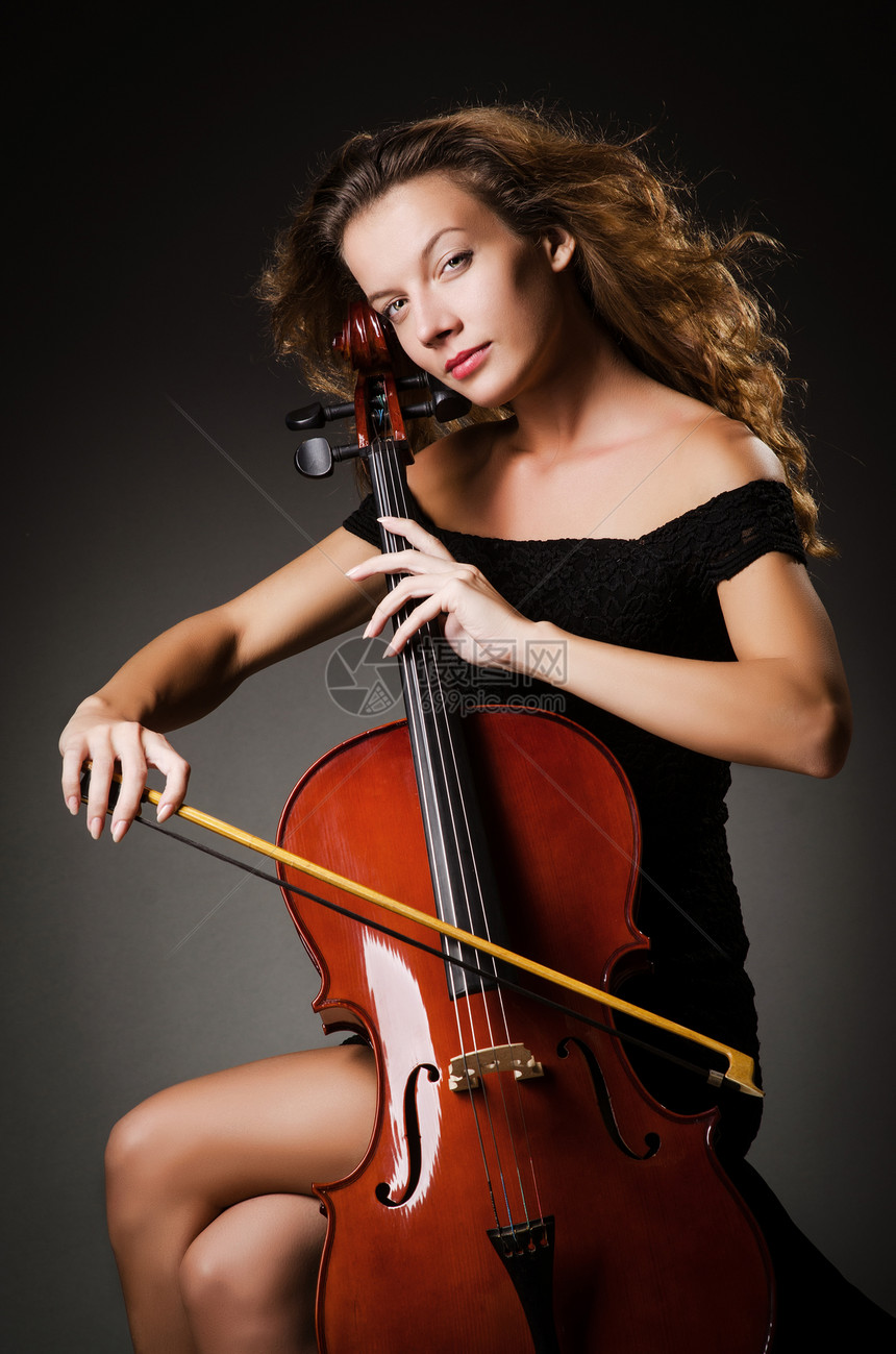 演播室有大提琴的女演员乐器细绳中提琴音乐女士小提琴家独奏艺术乐队女性图片