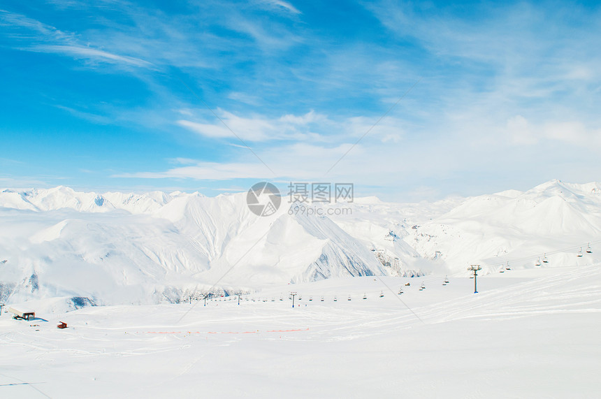 明亮的冬天天雪山假期蓝色冰川太阳全景旅行滑雪天空顶峰风景图片